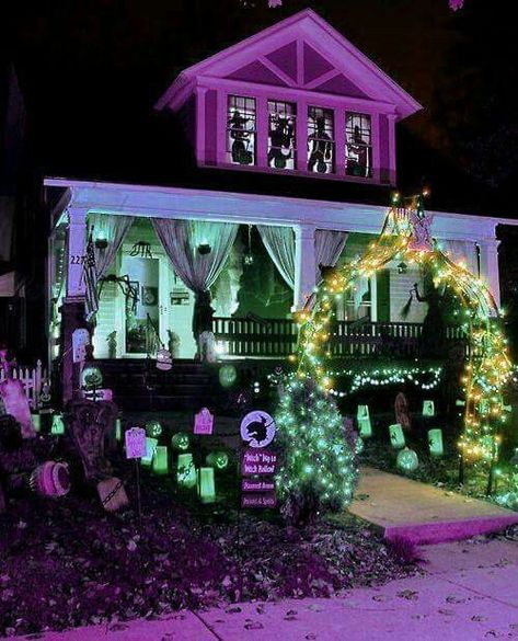 Luminous Halloween Houses | Christmas Designers Moldes Halloween, Halloween Diy Outdoor, Halloween Decor Diy, Creepy Halloween Decorations, Halloween Decorations Diy Outdoor, Purple Halloween, Halloween Porch, Halloween Yard, Halloween Lights