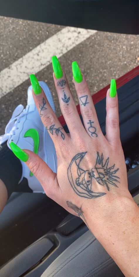 Neon Green Nails Almond Shape, Long Neon Green Nails, Bright Green Almond Nails, Neon Green Nails Coffin, Fluro Green Nails, Lime Green Acrylic Nails Designs, Neon Green Chrome Nails, Neon Green Nails Acrylic, Neon Green Summer Nails