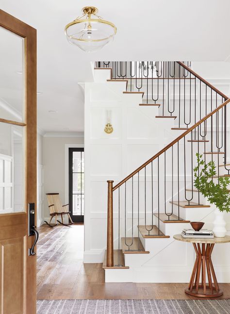 Emily Henderson Portland Traditional Master Entry #home #style #interiordesign Vstupná Hala, Lan Can, Emily Henderson, Hus Inspiration, Railing Design, House Stairs, Stair Railing, Staircase Design, Stairs Design