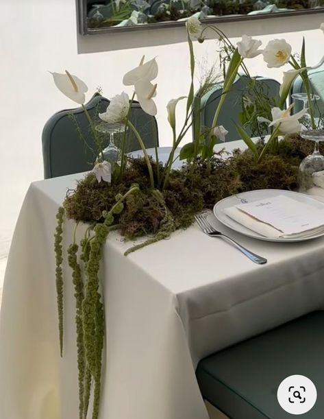 Moss Decorations Wedding, Wedding Cocktail Table Centerpieces, Green Moss Table Decor, Elegant Cocktail Table Decor, Moss Table Arrangement, White And Green Wedding Table Setting, White Cake With Green Flowers, Moss Table Wedding, Moss Flower Arrangements