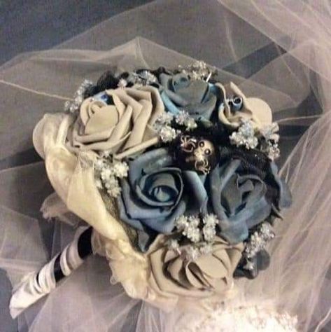 Black Halloween Wedding, Halloween Wedding Flowers, Corpse Bride Wedding, Black Wedding Flowers, Nightmare Before Christmas Wedding, Unique Bridal Bouquets, Emily Corpse Bride, Tim Burton Corpse Bride, Wedding Flower Guide