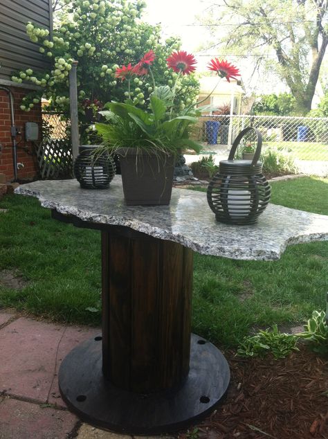 Spool/granite & a little stain all free & repurposed Granite Remnants Projects, Granite Projects, Granite Remnants, Recycled Granite, Granite Ideas, Bbq Hut, Countertops Granite, Outdoor Kitchen Countertops, Outdoor Kitchen Bars