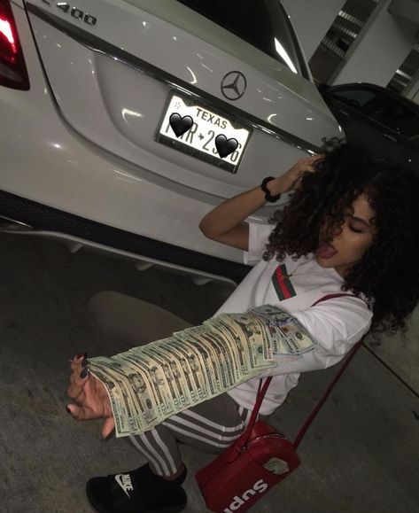 She flexing like I told her Ragazza Gangsta, Trap Queen, Thug Girl, Life Goals Pictures, Flipagram Instagram, Gangster Girl, Mo Money, Bad And Boujee, Money Stacks