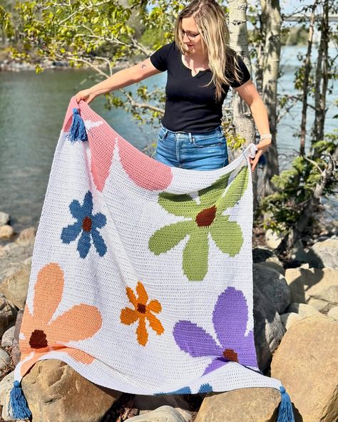 Let’s get some groovy vibes with this Flowers Dream Throw!:) The crochet pattern is easy to follow and beginner friendly! It’s also a great project for those who want to learn how to crochet a colour work🧶 Would you like this pattern for free? Comment Groovy time and I’ll send you the link😍 . . . . . #crochet #crochetthrowblanket #crochetblanket #crochetblanketpattern #crochetpattern #crochetvibes #groovyvibes #easycrochet #crochetbeginner #crochetflowers #freecrochetpattern #crochetlife #cr... Crochet Pattern Flower, Crochet Throw Pattern, Groovy Vibes, Crochet Top Outfit, Crochet Blanket Pattern Easy, Crochet Blanket Pattern, Crochet Throw Blanket, Crochet Simple, Crochet Throw