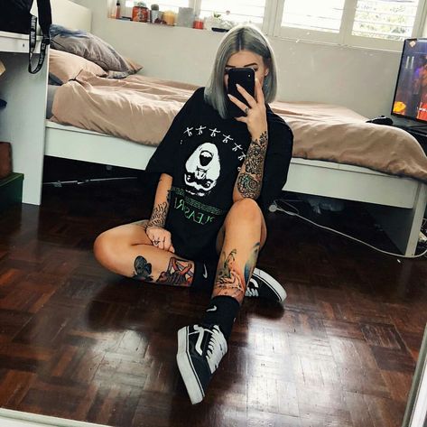 Outfits With Tattoos Style, Emo Band Tee Outfits, Tattoo Artist Aesthetic Outfit, Sporty Goth Outfits, Alternative Gym Outfits, Casual Alternative Outfits Summer, Alt Workout Outfits, Tattoo Appointment Outfit, Dark Outfits Edgy