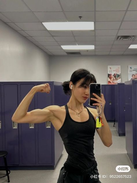 follow my insta @aitr00per Light Muscles Woman, Female Broad Shoulders, Healthy Fit Body Goals Aesthetic, Female Sleeper Build, Arm Muscles Women, Slim Muscular Woman, Sleeper Build Women, Muscles On Women, Gym Goals For Women