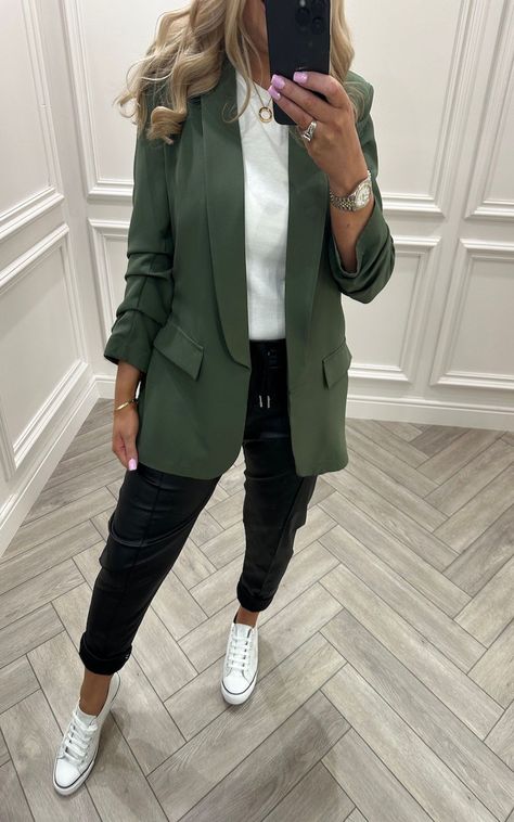 Khaki Outfits For Women, Khaki Blazer Outfit Women, Olive Green Blazer Outfit, Khaki Blazer Outfit, Khaki Jacket Outfit, Khaki Green Blazer, Green Blazer Outfit, Day Out Outfit, Khakis Outfit