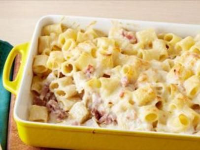 Bechamel Sauce Recipe, Pasta Bake Easy, Baked Rigatoni, Food Network Chefs, Baked Pasta Recipes, Bechamel Sauce, Giada De Laurentiis, Dinner Party Recipes, Minced Meat