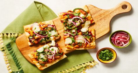 Simple, convenient, and delicious: that’s what’s in store with our BBQ Pineapple Flatbread recipe, made with pre-measured, high-quality ingredients. Pork Pineapple, Bbq Pineapple, Chocolate Covered Potato Chips, Sweet Bbq Sauce, Vegetarian Barbecue, Pineapple Chicken, Flatbread Recipes, Stuffed Poblano Peppers, Pickled Onions