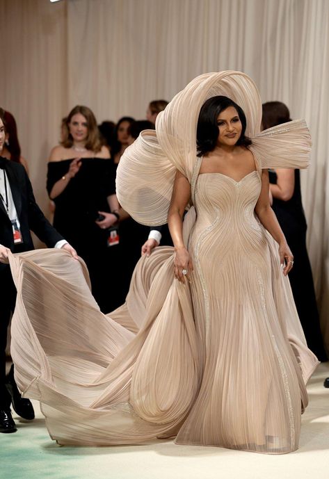 Iconic Red Carpet Looks, Best Met Gala Looks, Black Tie Event Dresses, Gala Outfits, Grammy Dresses, Creative Diary, Met Gala Outfits, Met Gala Dresses, Mindy Kaling