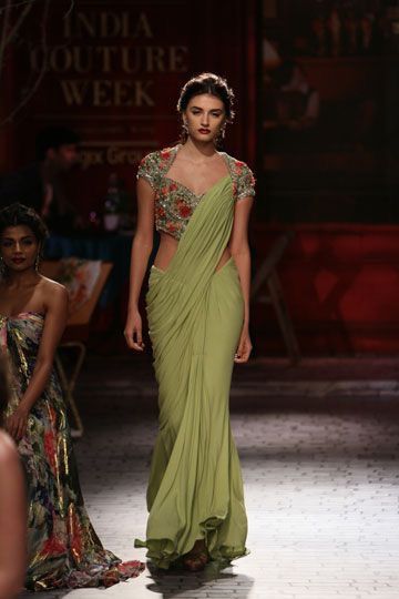 India Saree, Saree Draping Styles, Indian Fashion Trends, Saree Blouse Neck Designs, Saree Draping, Vogue Wedding, Sari Blouse Designs, Saree Blouse Designs Latest, Ghagra Choli