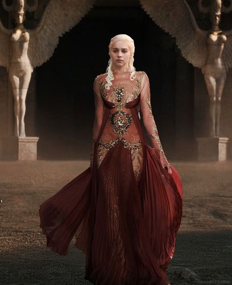 Daenerys Stormborn of the House Targaryen, the First of Her Name, the Unburnt, Queen of Meereen, Queen of the Andals and the Rhoynar and the First Men, Khaleesi of the Great Grass Sea, Breaker of Chains, and Mother of Dragons. And who can forget Mysa? Game Of Thrones Dress, Daenerys Stormborn, Game Of Thrones Costumes, Game Of Throne Daenerys, Gra O Tron, Idee Cosplay, Games Of Thrones, Game Of Thrones Fans, House Targaryen