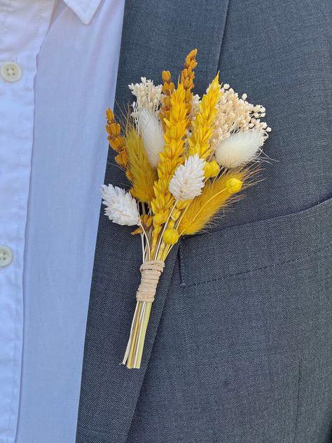 SOLD INDIVIDUALLY PER BUTTONHOLE. Mustard yellow dried flower buttonhole with lavender, broom, phalaris, wheat and bunny tails.  Beautiful handmade boutonnières perfect for your wedding! We only use the highest quality dried and preserved flowers in all of our buttonholes and boutonnières, creating stunning accessories for your wedding! Please allow for any slight shade differences due to seasonal availability. Our buttonholes and boutonnières are perfect for both the bride and groom. By using d Yellow Wedding Accessories, Mustard Yellow Flowers, Dark Yellow Wedding, Yellow And Sage Wedding, Sage And Yellow Wedding, Mustard Yellow Wedding Theme, Gold And Yellow Wedding, Dark Green And Black Wedding, Soft Yellow Wedding