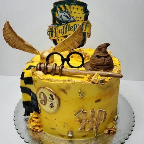 Harry Potter Cakes Hufflepuff, Harry Potter Birthday Cake Hufflepuff, Harry Potter Hufflepuff Cake, Hufflepuff Birthday, Hufflepuff Cupcakes, Hufflepuff Birthday Party Ideas, Hufflepuff Party, Hp Cake, Harry Potter Cake Ideas Birthdays