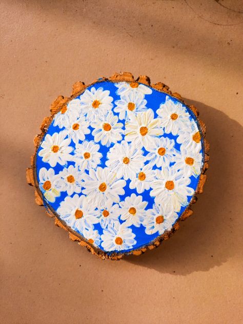 Daisy woodslice coaster painting Coster Painting Diy, Woodslice Paintings, Coaster Painting, Market Painting, Stones Painting, Wood Cookie, Memory Ideas, Wood Cookies, Paint Cookies