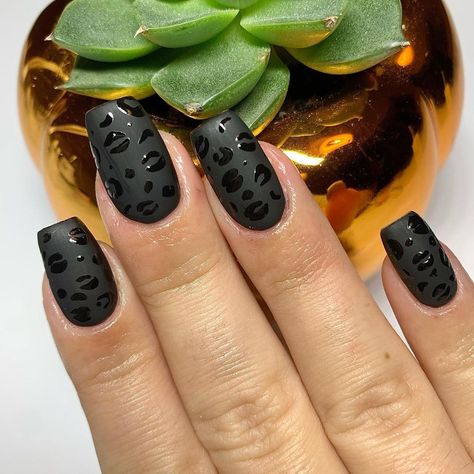 𝑁𝑎𝑖𝑙𝑠 𝑏𝑦 𝐻𝑎𝑟𝑟𝑖𝑒𝑡 on Instagram: “Matte black leopard print🐆 ⠀ Inspo @tipsandtoesbymarlix Using @the_gelbottle_inc jet black, matte top coat and extreme shine top coat . .…” Matte Black Leopard Nails, Lepord Print Nails Design, Matte Leopard Nails, Black Leopard Print Nails, Black Leopard Nails, Animal Print Nails Art, Cute Short Nails, Matte Black Nails, Matte Top Coat