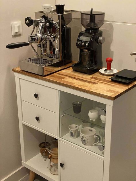 Koffie Stations, Dapur Ikea, Kaffe Station, Kaffe Bar, Ikea Kallax Hack, Coffee Bar Design, Easy Ikea Hack, Home Coffee Stations, Home Coffee Bar