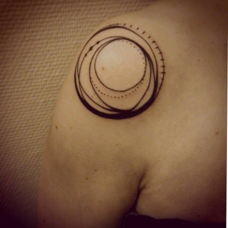 I love these overlapping circles! Circles Tattoo, Overlapping Circles, Circle Tattoo, Instagram Tattoo, Tiny Tattoos, Shoulder Tattoo, Tattoo On, Black Tattoos, Infinity Tattoo