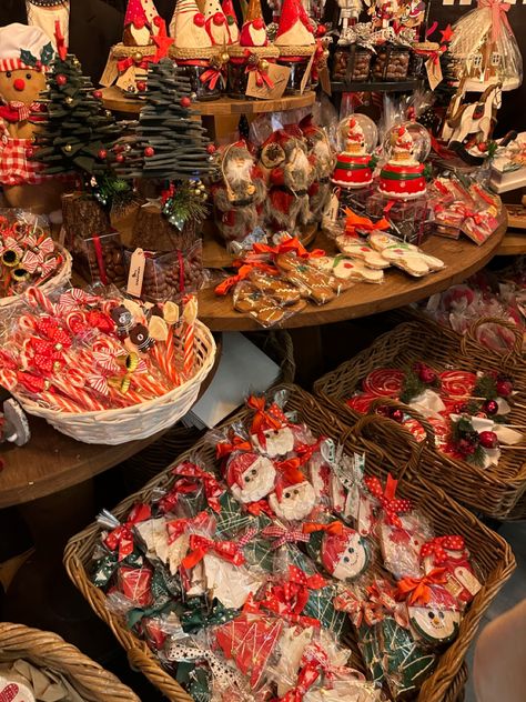 Christmas Market Aesthetic, Christmas Ginger Cookies, Ginger Cookies Christmas, Christmas Market Stall, Norway Trip, Market Aesthetic, Sweets Chocolate, Cookie Stand, Cookies Gingerbread