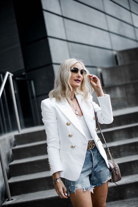 STYLECASTER | 29 Outfits Worth of Proof That Blazers and Shorts Aren't Mutually Exclusive Denim Shorts With Blazer Outfit, Balmain Blazer Outfits, Short Blazer Outfits, Chic Denim Outfits, Outfit Recreation, Blazer Ideas, White Jackets, Balmain Blazer, Denim Shorts Outfit