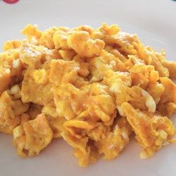 Curry Eggs, Cottage Cheese Scrambled Eggs, Cheese Scrambled Eggs, Best Scrambled Eggs, Breakfast Scramble, Scrambled Eggs With Cheese, Eggs Scrambled, Cottage Cheese Eggs, Ways To Cook Eggs