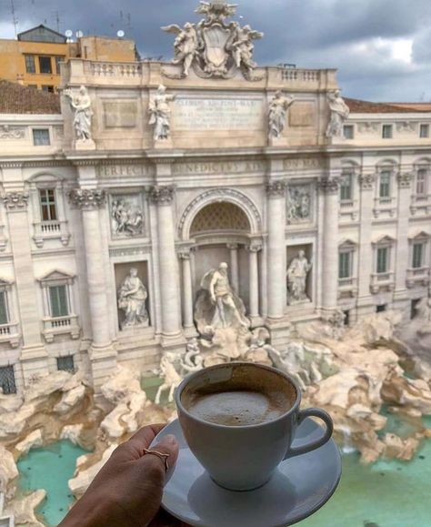 Rome Coffee, Vintage Mansion, Rome Winter, Italy Coffee, Living In Italy, Italy Aesthetic, Trevi Fountain, Coffee Aesthetic, Vintage Italy