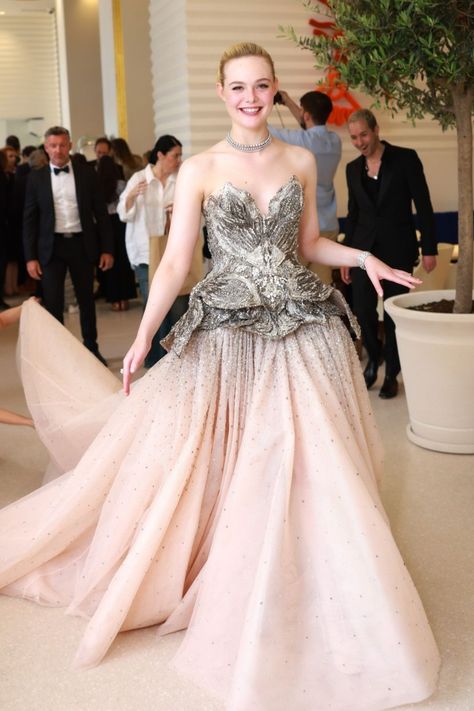 Elle Fanning in Alexander McQueen and Cartier Elle Fanning Alexander Mcqueen, Elle Fanning Cartier, Elle Fanning Style Red Carpet, Elle Fanning The Great Dresses, Elle Fanning Dress, Elle Fanning Red Carpet, Princess Syndrome, Twin Outfit, Actress Style