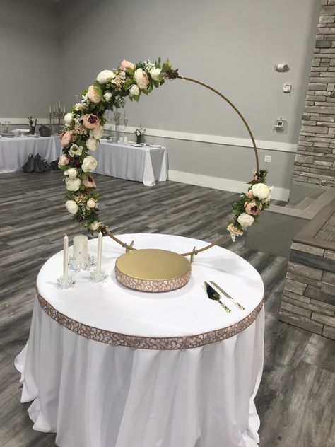 Cake stand table  decoration, gold hoop for cake table, wedding cake table decor Wedding Cake Stand Decor, Cake Stand Decoration, Stand Decoration Ideas, Wedding Cake Table Decorations, Spring Wedding Outfit, Cake Stand Decor, Wedding Cake Display, Decoration Evenementielle, Cake Table Decorations