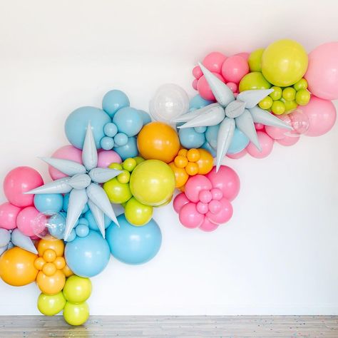 Love the look of Organic Garlands? Full installation starts at 15’. Although your space may not be 15’ in length we need this footage to… | Instagram Bright Colored Balloon Arch, 5 Color Balloon Arch, Unique Balloon Garland, Balloon Garland Hacks, Colorful Balloon Garland, Colorful Balloon Arch, Balloon House, Rainbow Party Decorations, Balloon Garland Diy