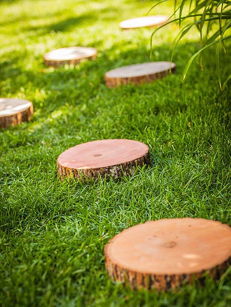 DIY Log-Slice Steps Summer Garden Decorations, Diy Stone Walkway, Walkway Design, Home Decor Catalogs, Evergreen Garden, Diy Rustic Decor, Garden Stepping Stones, Garden Steps, Natural Playground