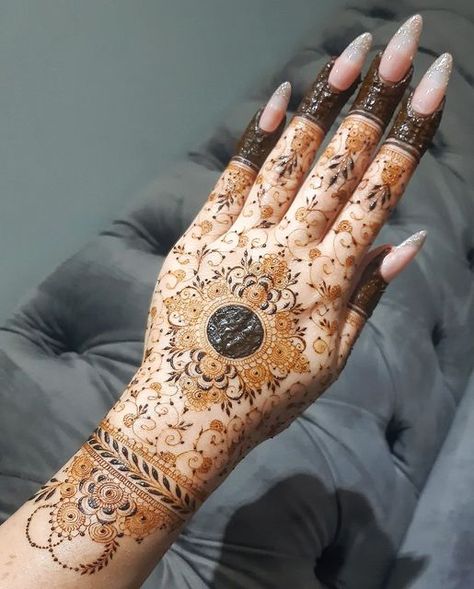 Minimalist Mehndi Designs, Minimalist Mehndi, Back Hand Henna Design, Mehendi Tattoo, Back Hand Henna, Eid Mehndi Designs, Modern Henna Designs, Beautiful Henna, Pretty Henna Designs