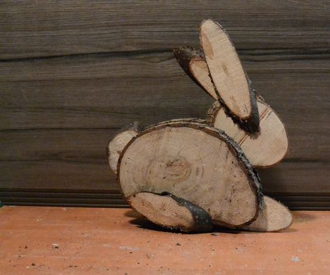 How to make a Easter bunny out of different size logs.Easy to make.... Great result.All you need is:1. Logs 2. Bandsaw or handsaw 3. Nailgun. Hope you injoy it. Wood Log Crafts, Easter Bunny Pictures, Easter Wood Crafts, Wood Slice Crafts, Wood Slice Art, Wood Animal, Easter Projects, Easter Art, Wood Creations