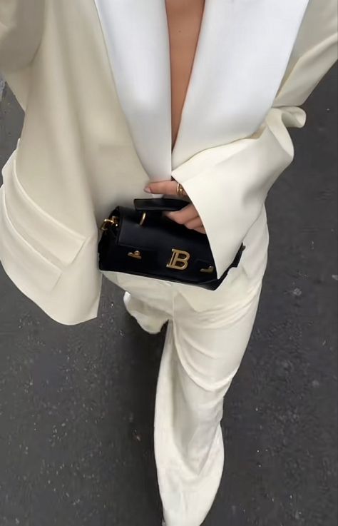 Cream Fashion Aesthetic, Soft Luxury Aesthetic, Luxury Shopping Aesthetic, Business Lady Outfits, Outfit Botas, Brand Photography Inspiration, Fits Aesthetic, Smart Outfit, Professional Attire