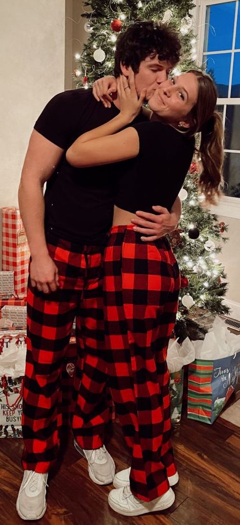 Matching Christmas Pajamas Couples, Matching Ugly Christmas Sweaters, Matching Couple Pajamas, Christmas Couple Photos, Christmas Couple Pictures, Xmas Couple, Christmas Poses, Couples Outfits, Christmas Couples