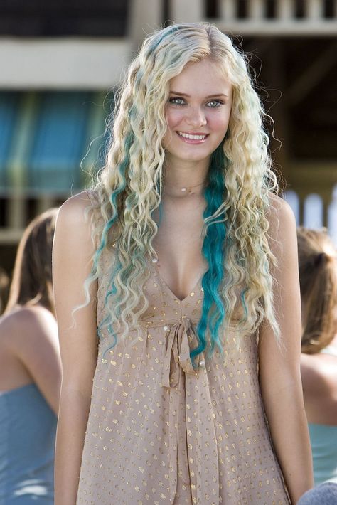 Aquamarine Movie, Sara Paxton, Mermaid Movies, Beige Blond, Aqua Hair, Smink Inspiration, Blue Highlights, Long Blonde, Hair Blonde