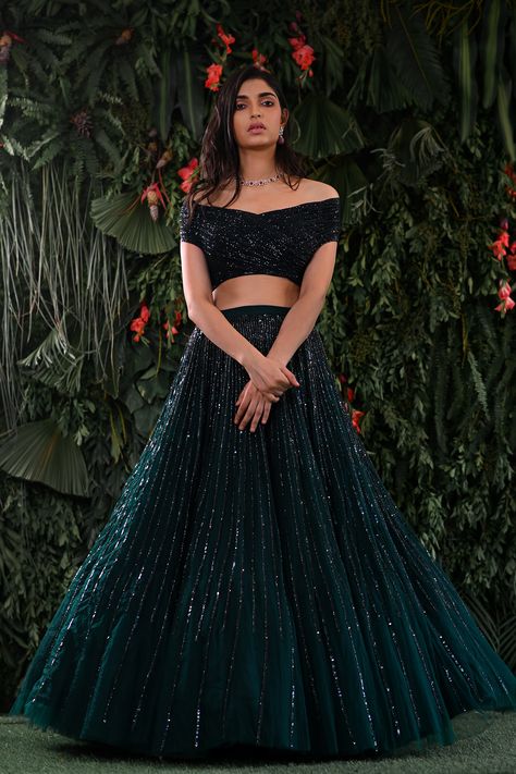 Leghana Design For Reception, Beautiful Dress Designs Indian, Lahnga Design Ideas, Leghana Design, Party Gowns Indian Weddings, Lahenga Design Latest, Gown Party Wear Reception Dresses, Sangeet Outfit Ideas, Engagement Dress For Girl