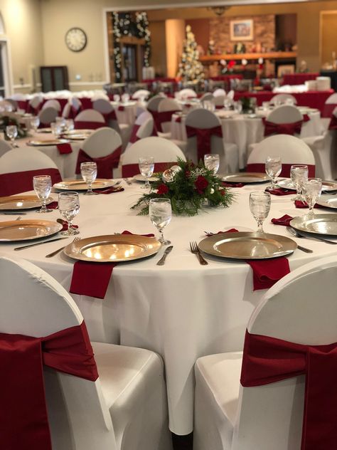 Red And White Banquet Decorations, Red White Gold Decorations, Red Round Table Decorations, Quinceanera Tables Set Up, Red White Table Decorations, Red Table Runner Wedding, Red And Silver Quinceanera Decorations, Red Quince Tables, Red Wedding Theme Table Decor