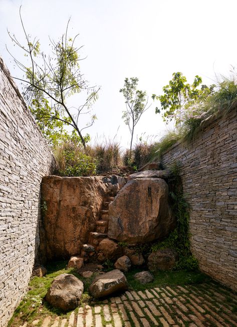 Riverside House, Garden Architecture, Have Inspiration, The Hill, Rock Garden, Outdoor Design, Garden Paths, Stone Wall, Malaga