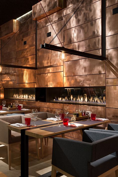 12 Ideas For Creating An Accent Wall Using Unexpected Materials // A wall made of copper panels add shine and texture to the interior of this restaurant. Forest Restaurant, Design Interior Modern, Bar Deco, Industri Modern, Bar Design Awards, Design Café, Cafe Bistro, Restaurant Lighting, Restaurant Concept