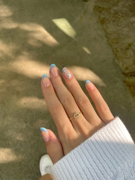 Simple Summer Design Nails, Spain Summer Nails, Bermuda Nails, Blue Beachy Nails, Floral Nails Blue, Star French Tips, Star French Tip Nails, Summer Nail Inspo Simple, French Tips Nails