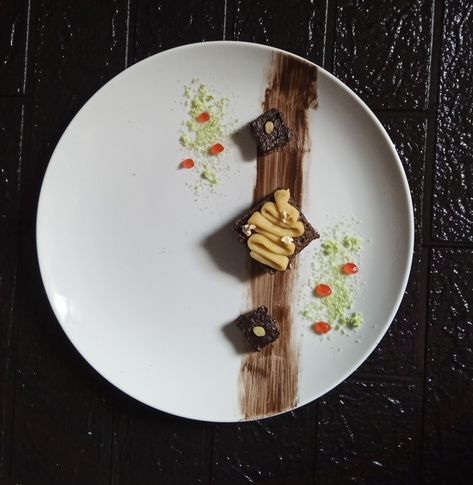 Pastry And Bakery, Fudgy Brownies, Food Art, Brownies, Pastry, Plating, Quick Saves, Art