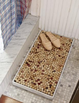 How to Make a Wine-Cork Bath Mat  ---    Upcycle your wine cork collection into this funky bath mat.  --  Cork makes a wonderful surface for freshly washed feet because it's soft and porous, and absorbs water without developing mold or mildew. MAYBE USE AS BOOT TRAY BY FRONT DOOR AT CFB. Diy Bath Mat, Cork Creations, Wine Cork Projects, Recycled Wine Corks, Cork Projects, Cork Diy, Cork Art, Wine Cork Crafts, Crate Furniture