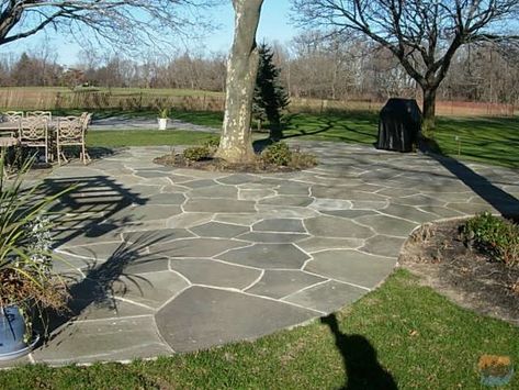 IRREGULAR BLUESTONE Blue Stone Patio, Stone Patio Ideas, Flagstone Patio Design, Flagstone Pavers, Flagstone Walkway, Patio Pavers Design, Crazy Paving, Bluestone Patio, Stone Patio