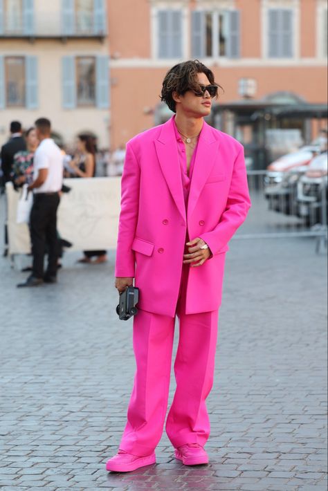 Pink Suit Jacket Men, Colorful Suit Men, Men In Pink Outfit, Pink Outfit Men, Men In Pink, Frat Boy Outfit, Pink Suit Men, Barbie Paris, Fashion Cowok