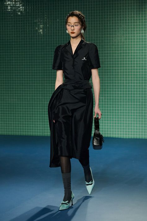 Shushu/Tong Shanghai Spring 2025 https://www.vogue.com/fashion-shows/shanghai-spring-2025/shushutong/slideshow/collection#35 Shushu Tong, Haute Mess, Shanghai Fashion Week, Shanghai Fashion, Vogue Archive, Black Attire, Runway Shoes, Girlie Style, Refined Style