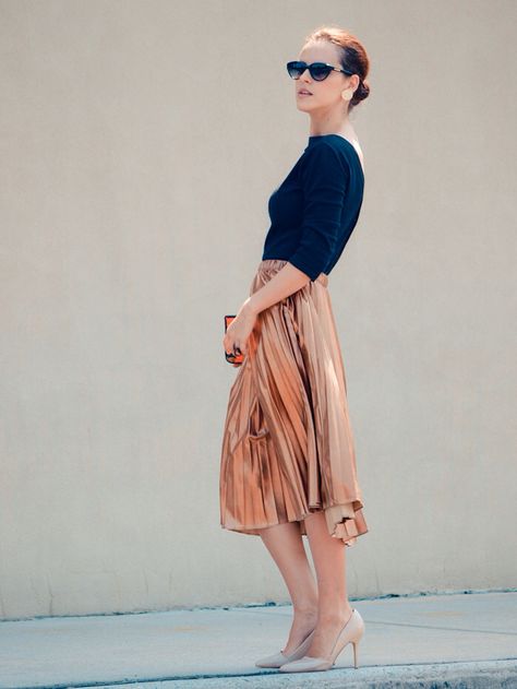 Silk rose gold pleated skirt Fashion Outfits Skirts, Backwards Cardigan, Fashion Logo Typography, Best Fashion Outfits, Gold Pleated Skirt, Outfits Skirts, Casually Chic, Casual Chic Summer, Fashion Design For Kids