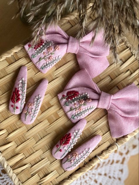 Embroidered Bows, Homemade Bows, Flower Decorations Diy, Pajama Fashion, Handmade Hair Clip, Craft Sewing, Embroidery Jewelry, Diy Hair Accessories, Bow Design