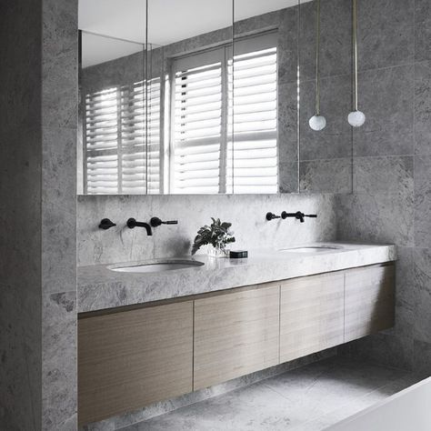 Bathroom Interior Design Modern Colour, Tuscan Bathroom, Fake Walls, Lavatory Design, Natural Stone Bathroom, Mim Design, His And Hers Sinks, Bathroom Interior Design Modern, Mirrored Cabinet