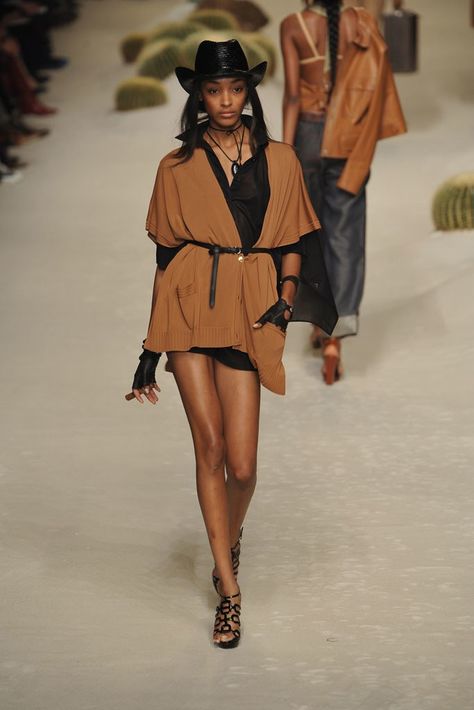 Hermes Fashion Show, Hermes Fashion, Cowboy Chic, 00s Fashion, Green Gown, Western Chic, Fashion Shows, French Fashion, Dress Code