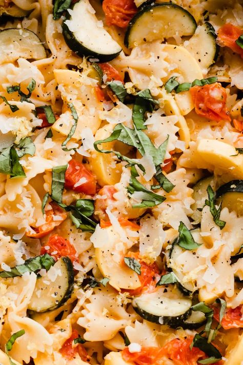 This pasta comes together in almost no time, and it's so full of incredible flavors! The zucchini and tomatoes are sautéed in butter and seasoned with garlic and lemon, and the pasta gets a simple sauce starring butter and a little parmesan. It's an incredibly easy week-night meal that everyone will love! #pastarecipes #garlicbutter #lemon #zucchini #tomato #easyrecipes #weeknightdinner #weeknightrecipes #bluebowlrecipes | bluebowlrecipes.com Lemon Butter Pasta, Pasta With Zucchini And Tomatoes, Easy Weeknight Pasta, Tomato Side Dishes, Tomato Butter Sauce, Broccoli Recipes Side Dish, Zucchini And Tomatoes, Pasta With Zucchini, Easy Veggie Side Dish